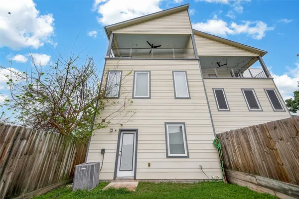 $2,900 | 1819 South Street, Houston, TX 77009