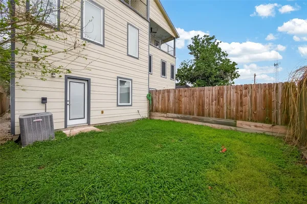$2,900 | 1819 South Street, Houston, TX 77009
