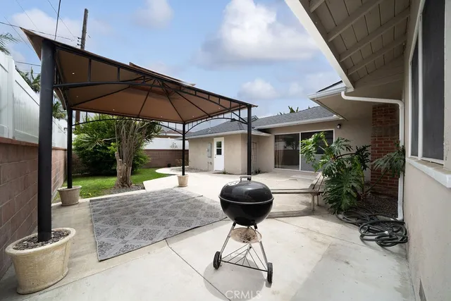 $5,000 | 2542 Vuelta Grande Avenue, Long Beach, CA 90815