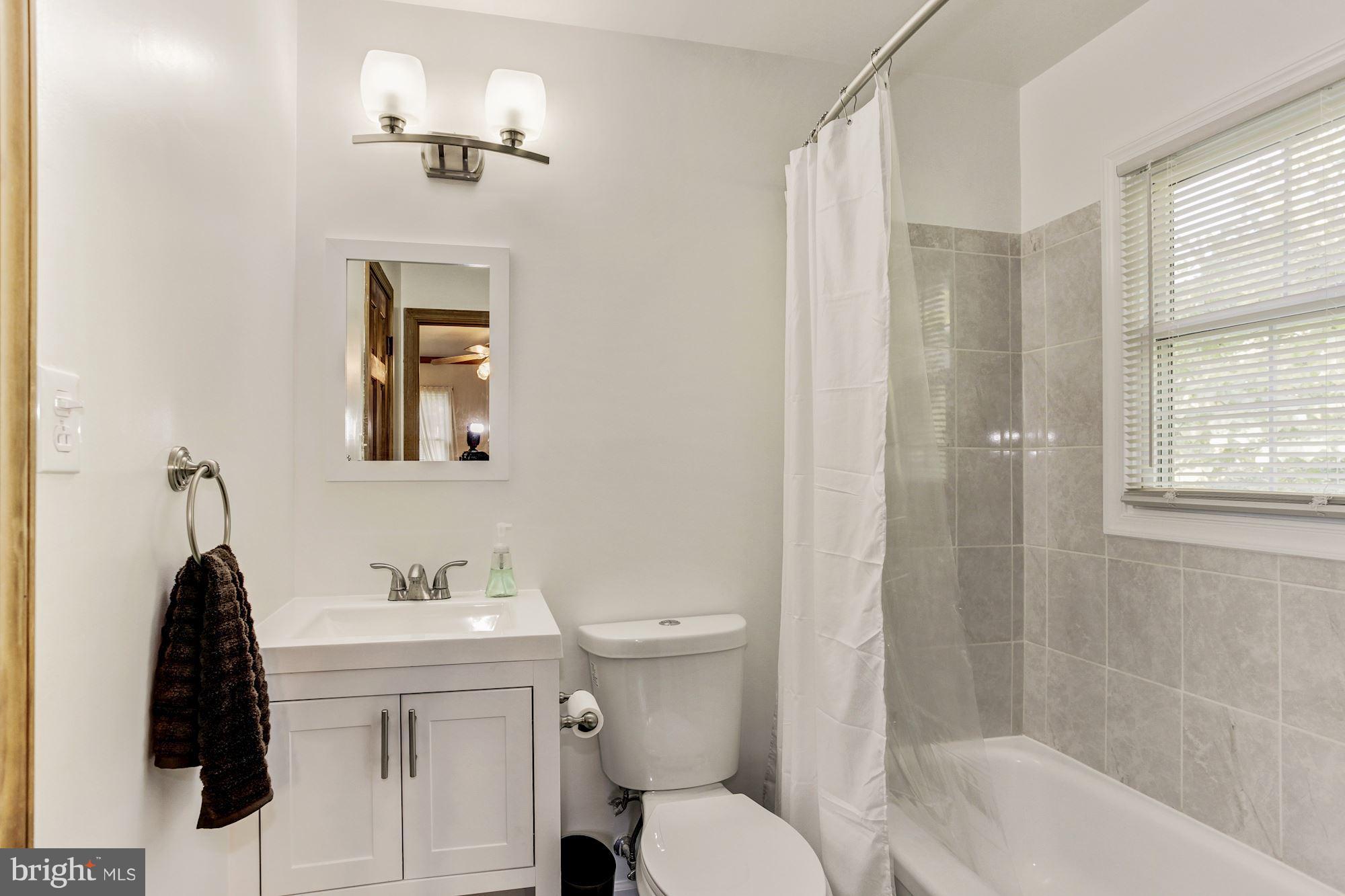 6517 Haystack Road Alexandria, VA 22310 - Photo 16 of 23 Bath (Master)