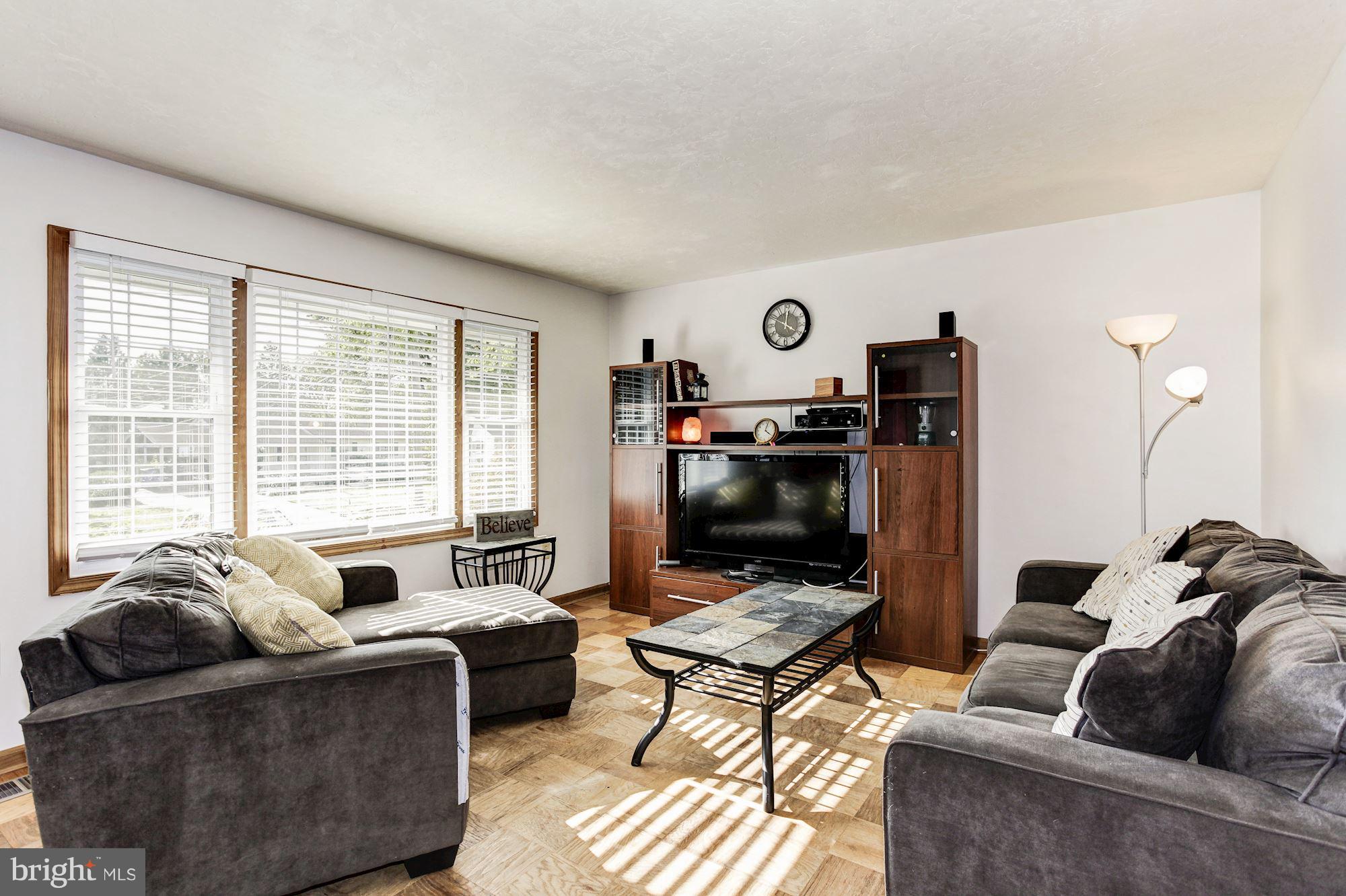 6517 Haystack Road Alexandria, VA 22310 - Photo 3 of 23 Living Room