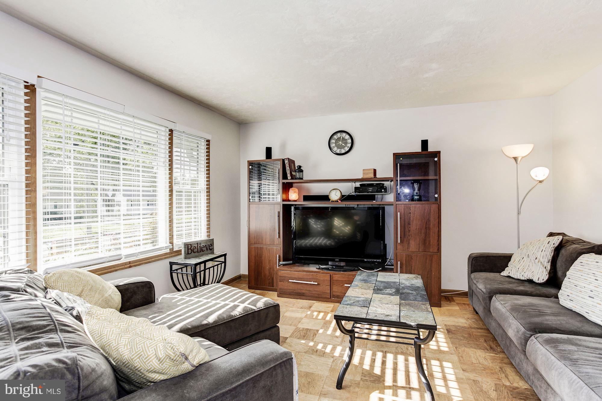 6517 Haystack Road Alexandria, VA 22310 - Photo 4 of 23 Living Room