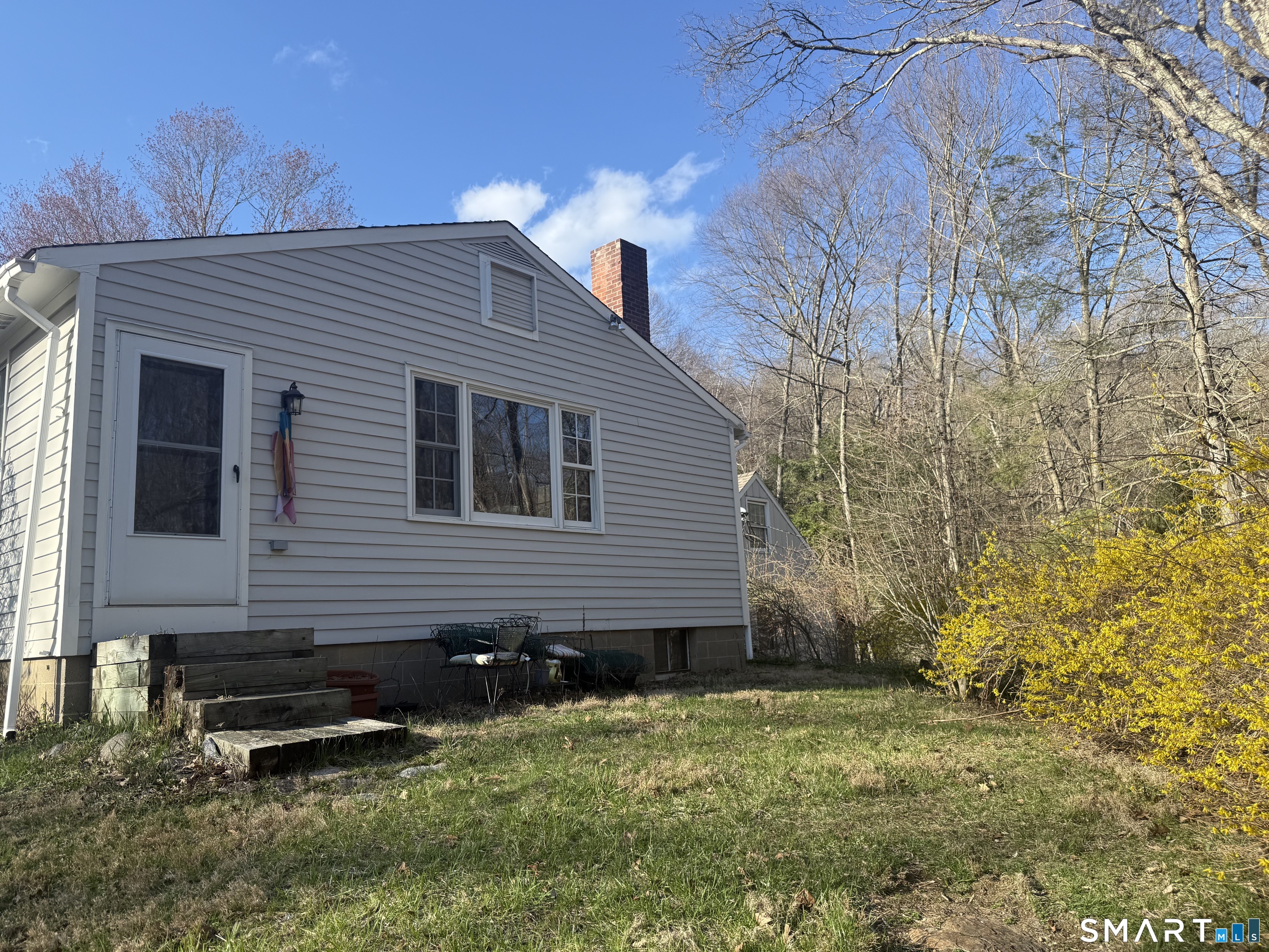 West Mountain Road Ridgefield, CT 06877 - Photo 12 of 17 a backyard of a house with lots of green space