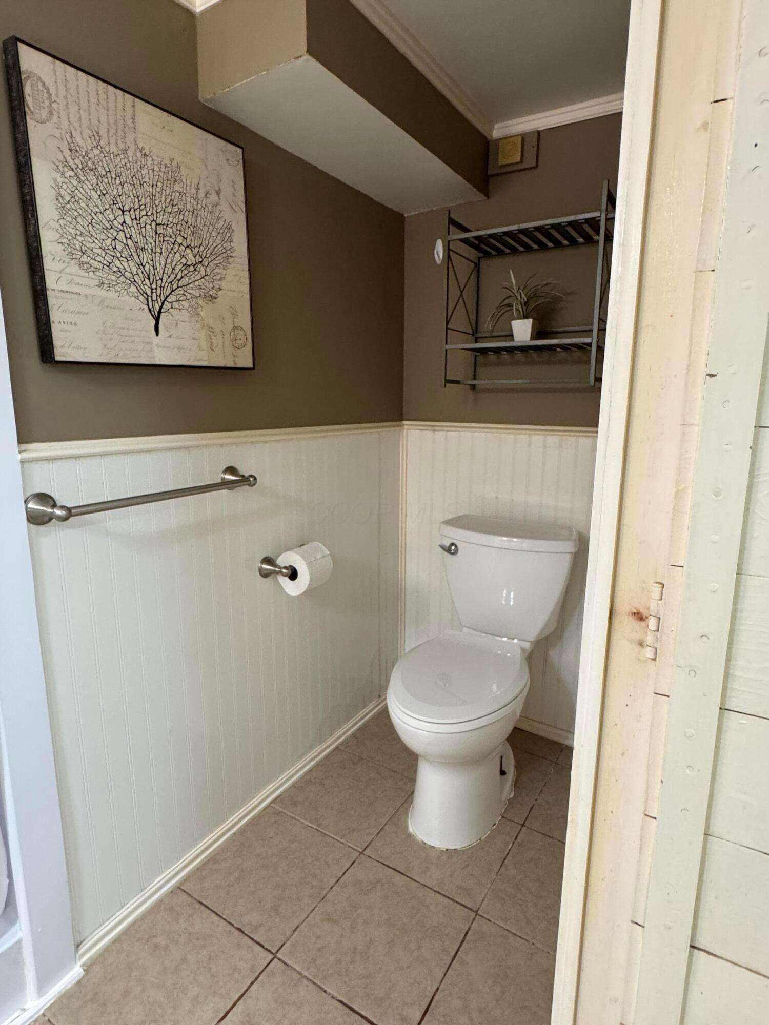 2623 Wildwood Road Columbus, OH 43231 - Photo 29 of 59 LL toilet