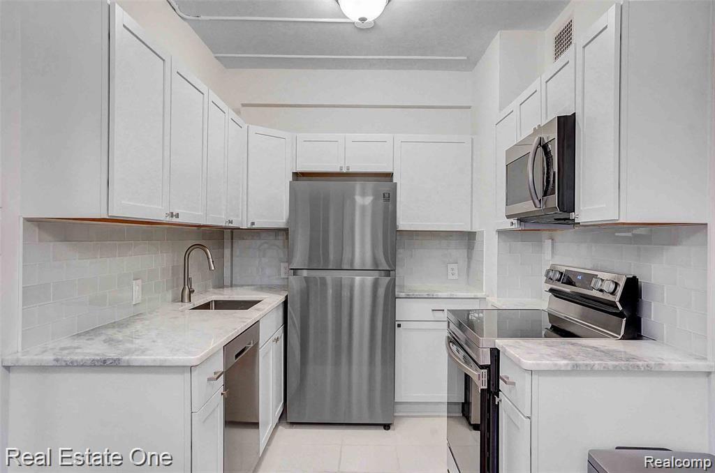 327 Southfield Road, Unit 2BN Birmingham, MI 48009 - Photo 13 of 28 DSC03820.jpg