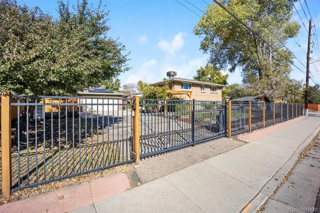 a view of a house with back yard