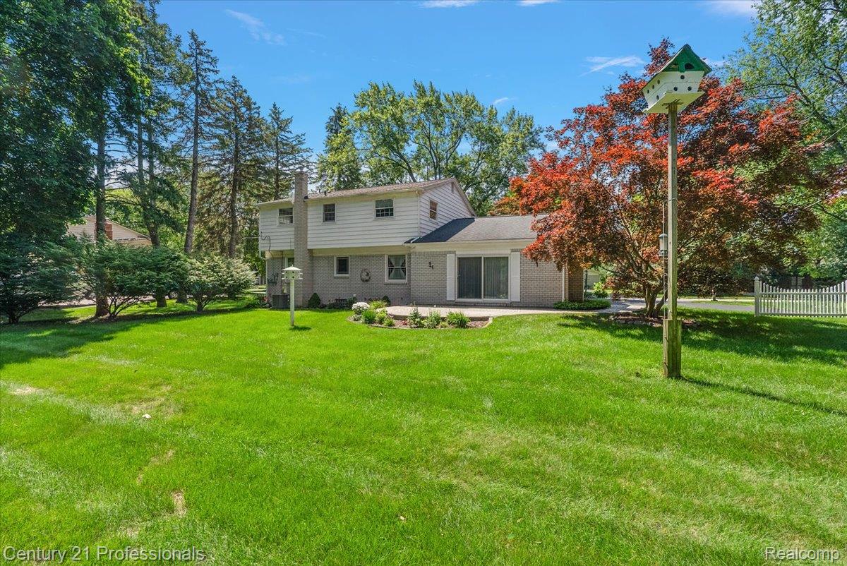 633 Foxhall Road Bloomfield Hills, MI 48304 - Photo 4 of 61 Back house