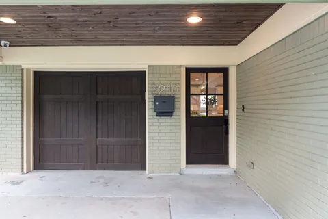 $835,000 | 2210 Chantilly Lane, Houston, TX 77018