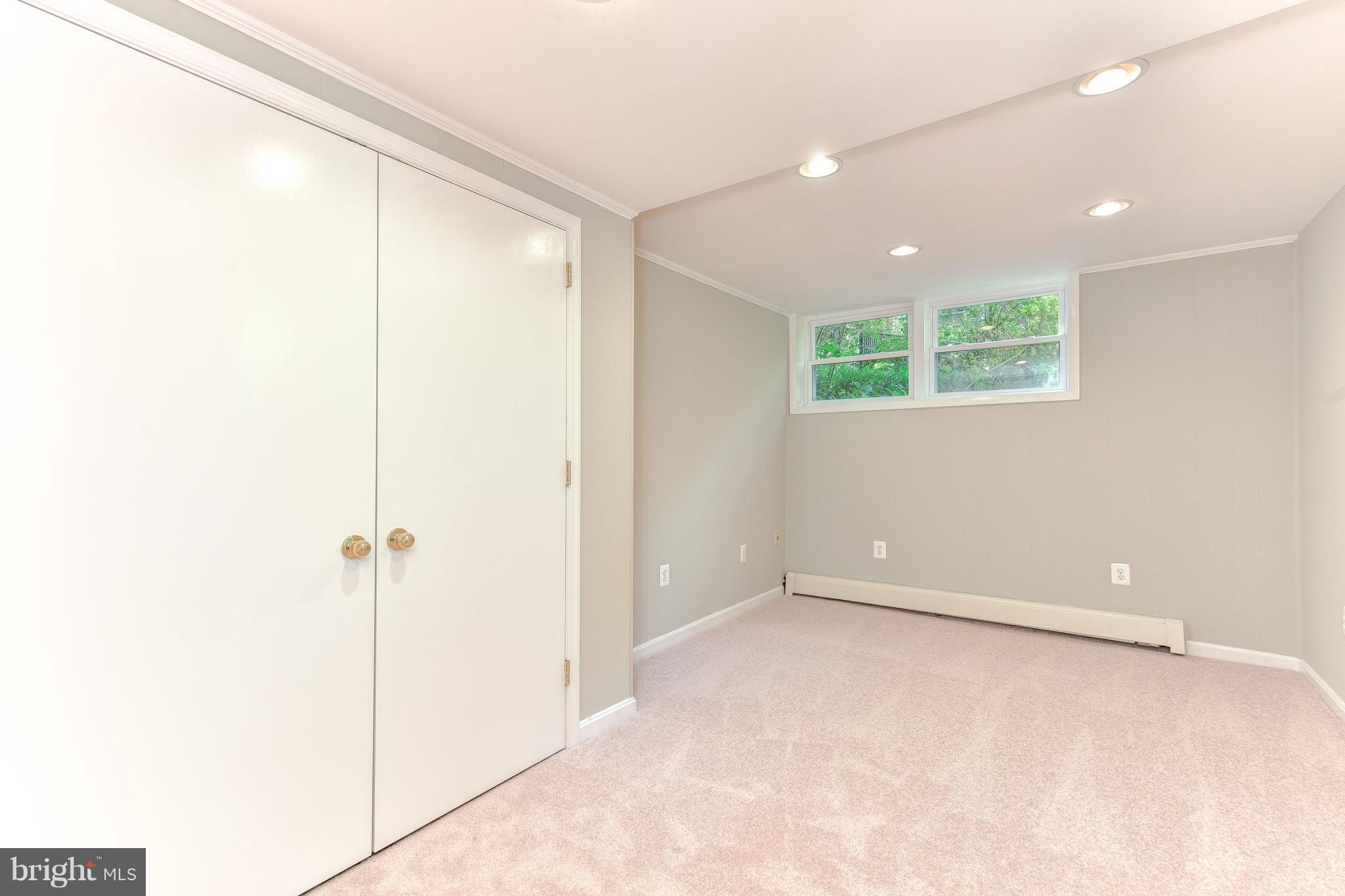 7201 Fort Hunt Road Alexandria, VA 22307 - Photo 19 of 30 a view of an empty room with a window