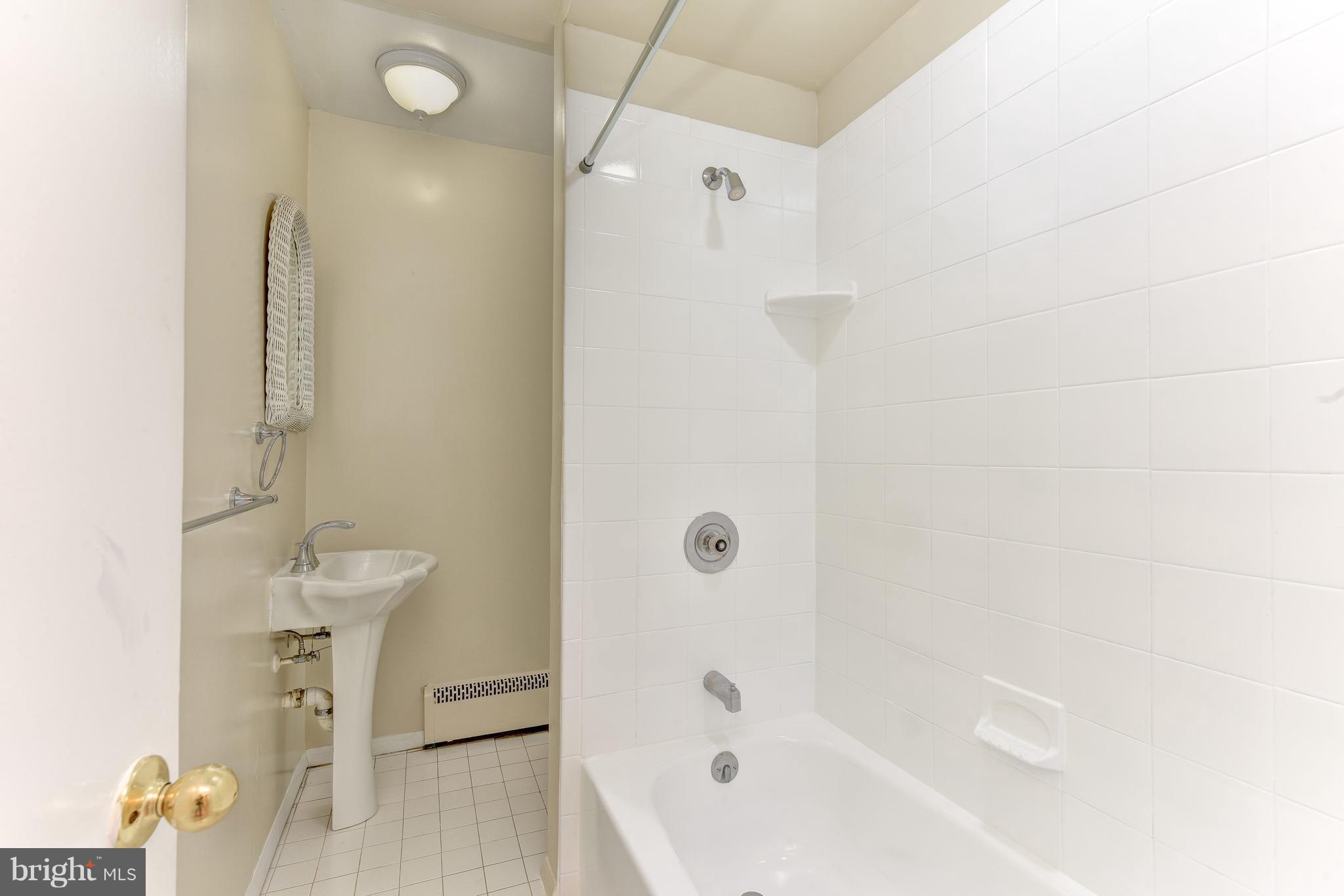 7201 Fort Hunt Road Alexandria, VA 22307 - Photo 20 of 30 a bathroom with a bathtub and shower