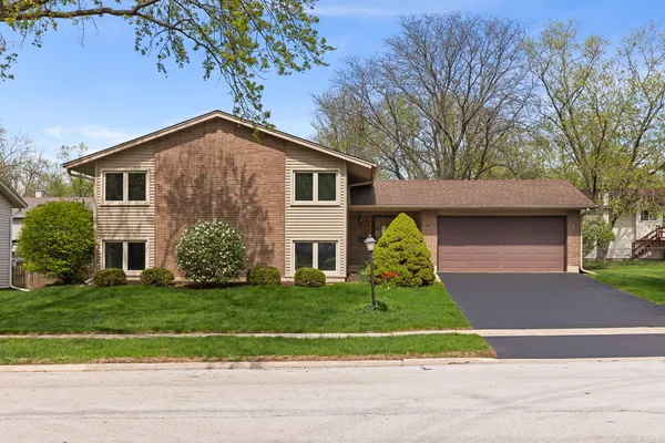 $500,000 | 6617 Westmoreland Drive, Woodridge, IL 60517