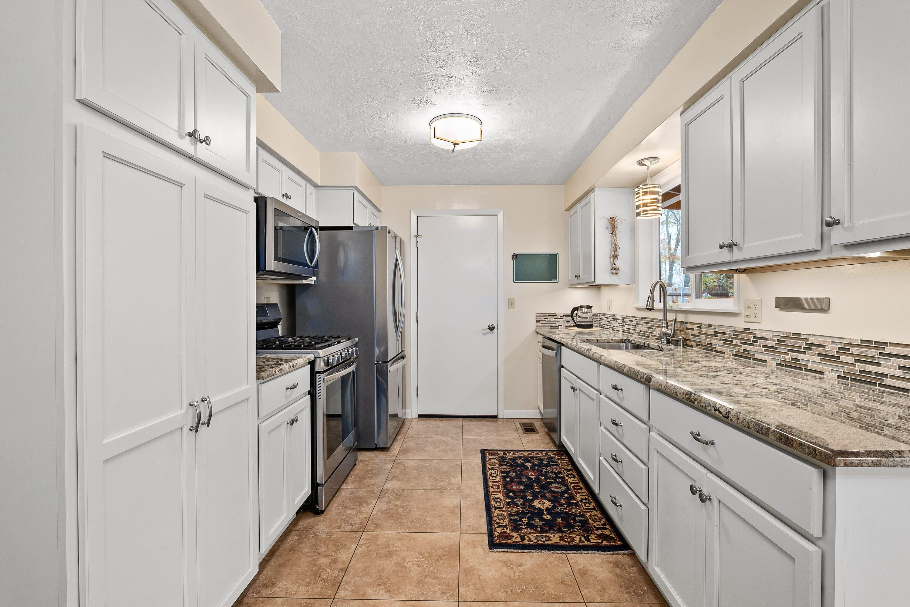 905 Comet Way Central Point, OR 97502 - Photo 7 of 33 07