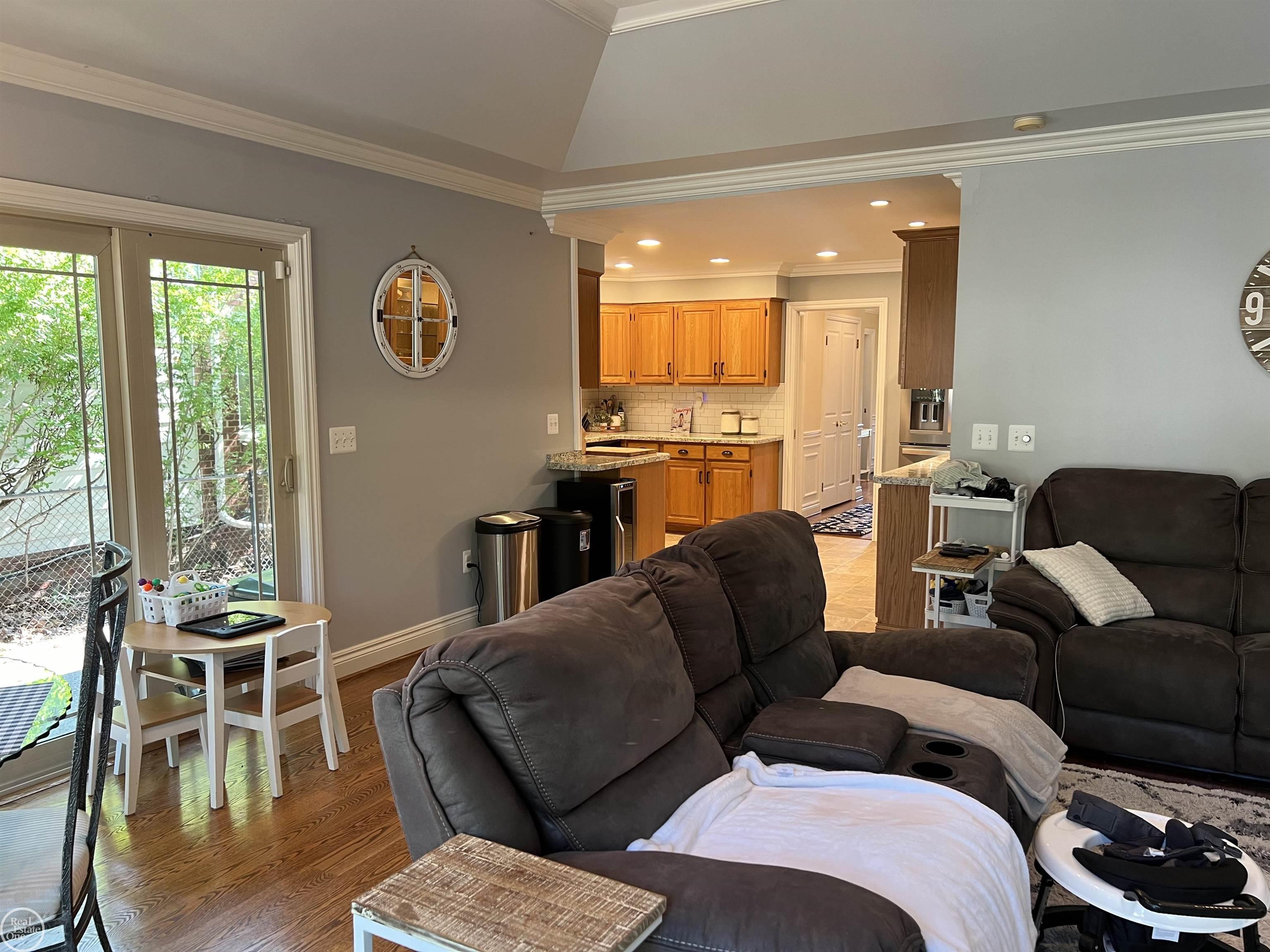 1870 Prestwick Road Grosse Pointe, MI 48236 - Photo 33 of 66 50155436-89ef2329-2324-4b8b-ba48-21437aad9361.JPG