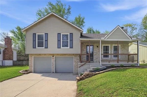 $297,500 | 1901 Northeast McKee Lane, Lee's Summit, MO 64086