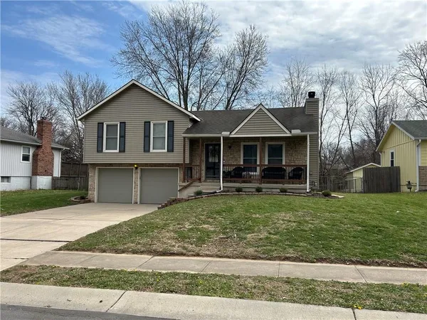 $297,500 | 1901 Northeast McKee Lane, Lee's Summit, MO 64086