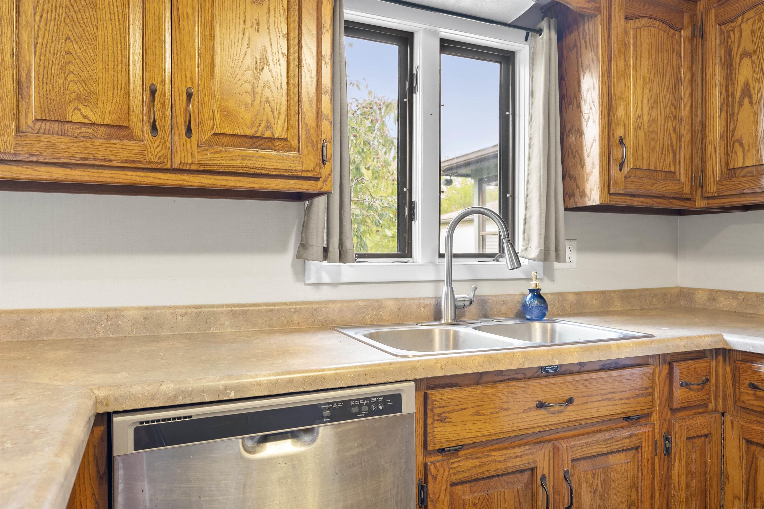 910 North Thomas Road Fort Wayne, IN 46808 - Photo 14 of 36