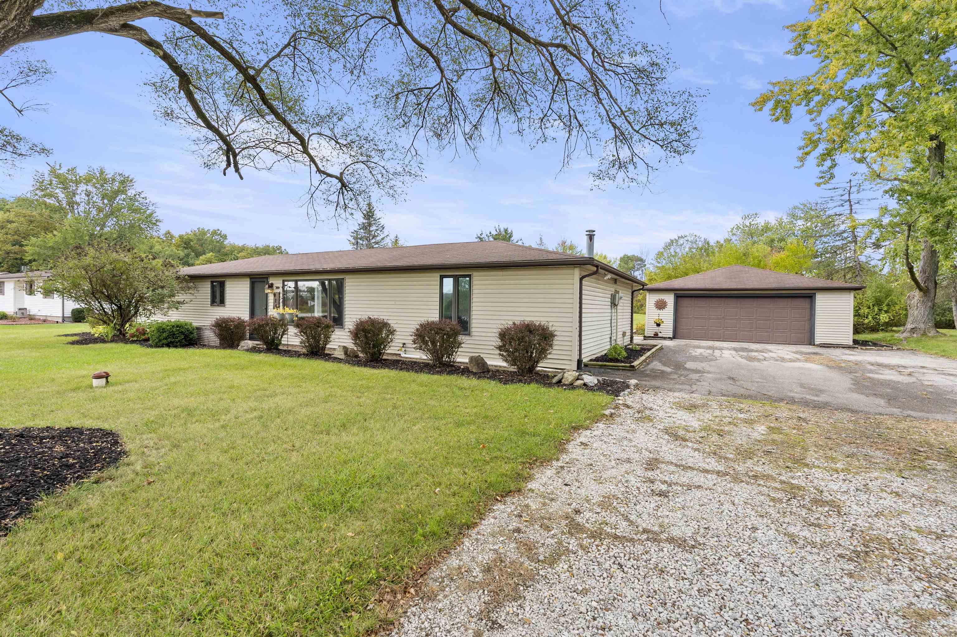 910 North Thomas Road Fort Wayne, IN 46808 - Photo 2 of 36