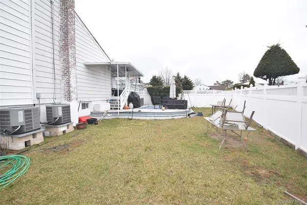 a view of back yard of the house