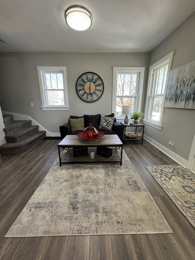 422 Jay Street Elgin, IL 60120 - Photo 3 of 14