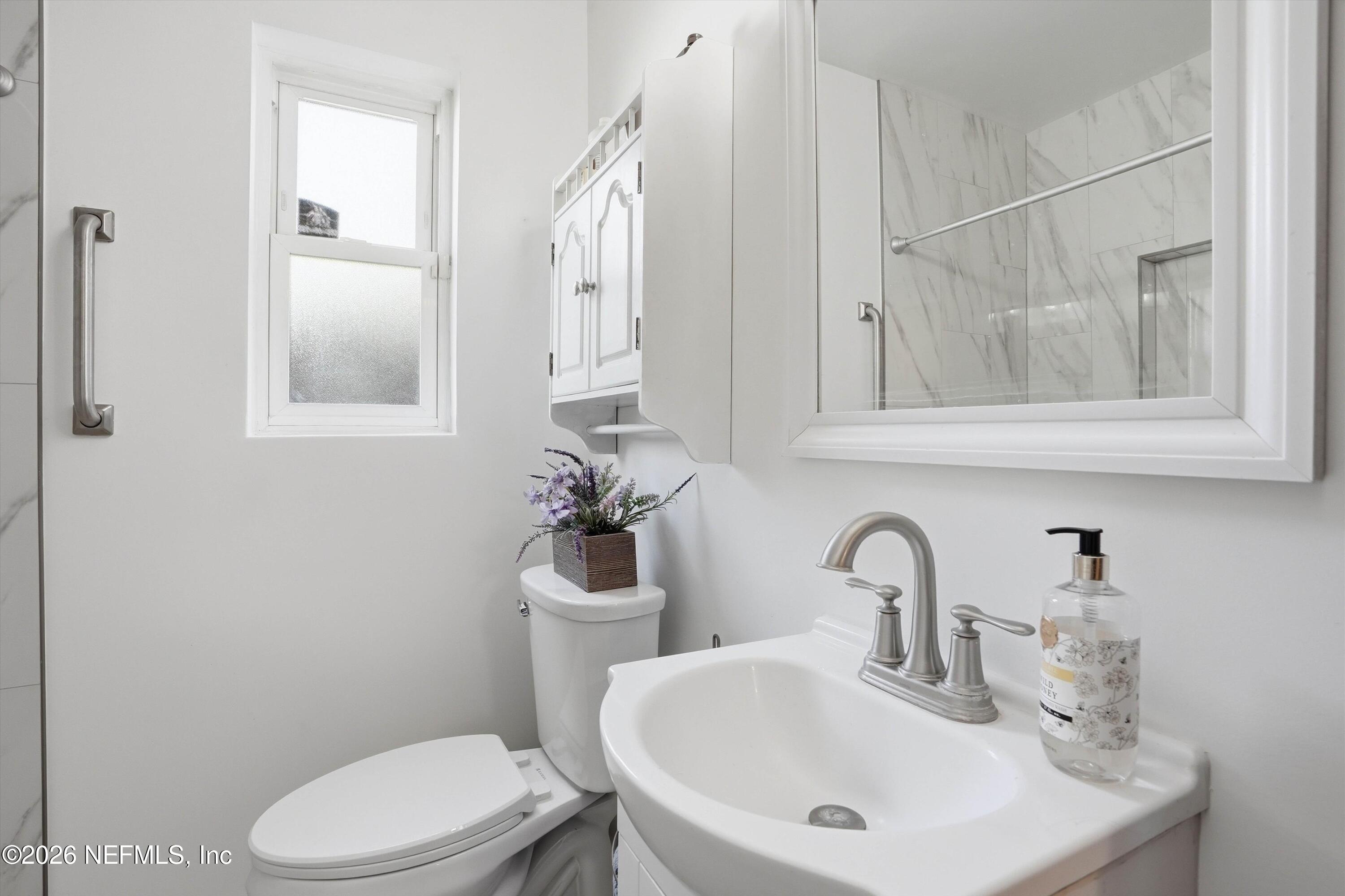 6204 Diane Road Jacksonville, FL 32277 - Photo 23 of 36 Hall Bathroom