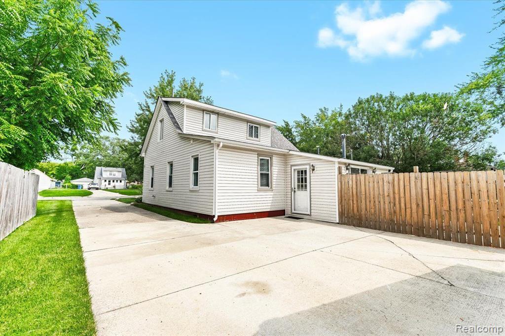 23377 Cunningham Avenue Warren, MI 48091 - Photo 7 of 32