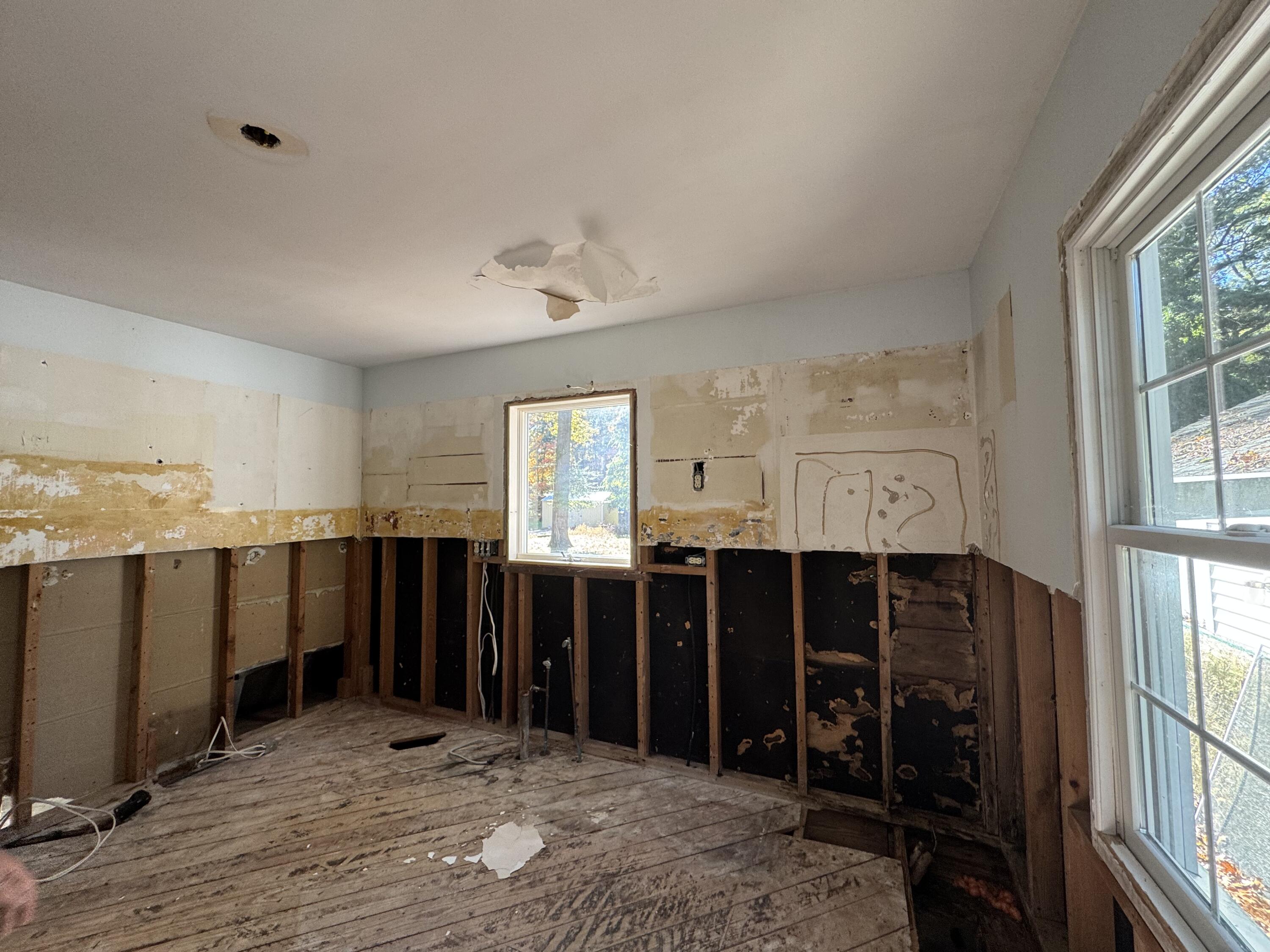 1947 Seminole Road Muskegon, MI 49441 - Photo 6 of 17 IMG_4919