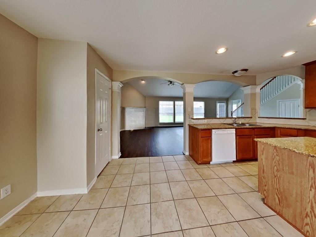 439 Pinewood Ridge Drive Spring, TX 77386 - Photo 4 of 18 a large bathroom with a glass door shower
