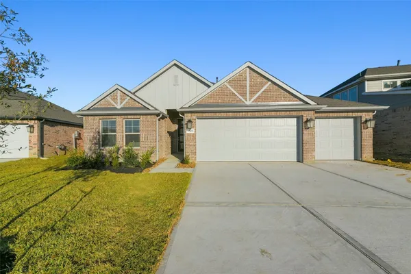 $385,000 | 1525 Apache Heights Drive, Dayton, TX 77535
