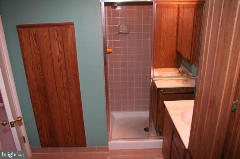 2906 Farm Road Alexandria, VA 22302 - Photo 15 of 18 Master Bath