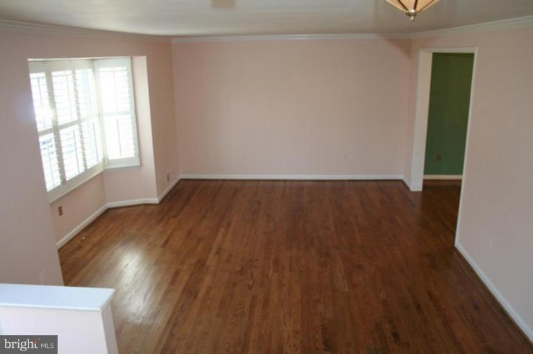2906 Farm Road Alexandria, VA 22302 - Photo 5 of 18 Living Room