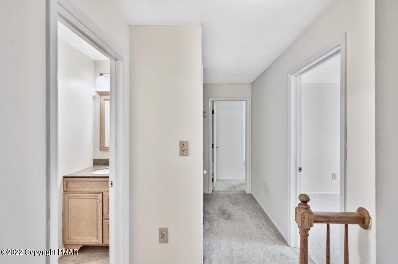 256 Middle Road Tannersville, PA 18372 - Photo 29 of 47 Second Floor Hallway