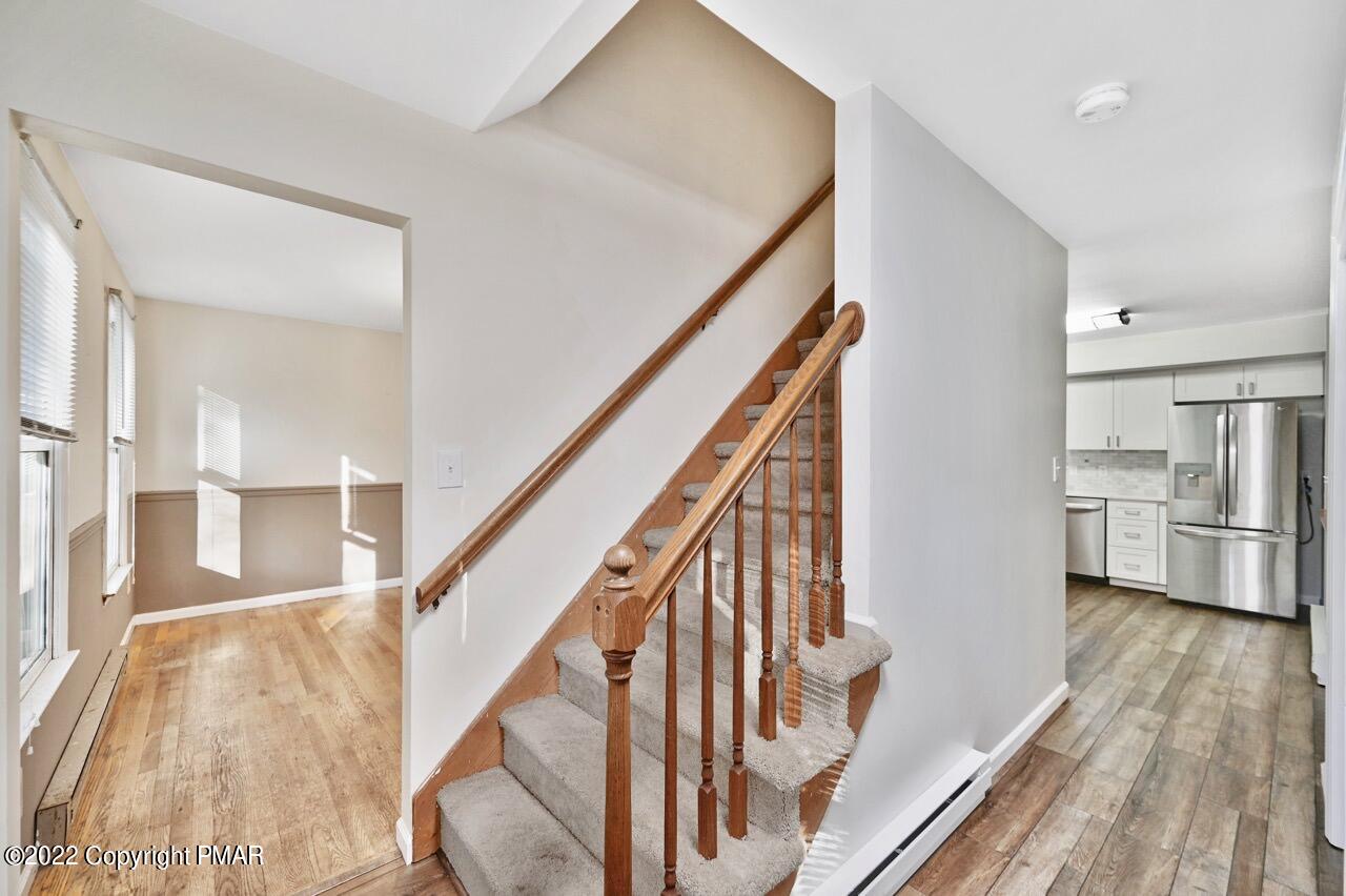 256 Middle Road Tannersville, PA 18372 - Photo 3 of 47 Foyer