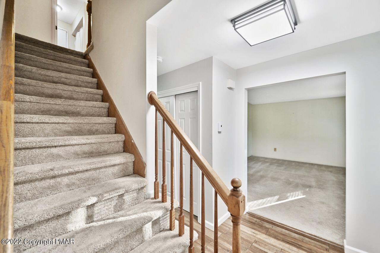 256 Middle Road Tannersville, PA 18372 - Photo 5 of 47 Foyer