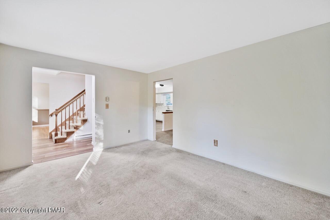 256 Middle Road Tannersville, PA 18372 - Photo 7 of 47 Living Room