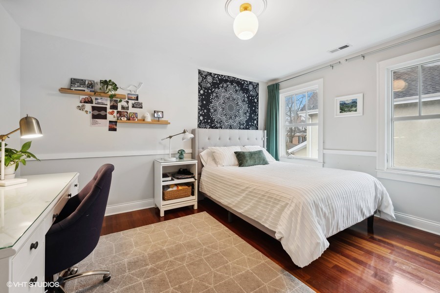 807 Cherry Street Winnetka, IL 60093 - Photo 20 of 37 a bedroom with a bed and a desk