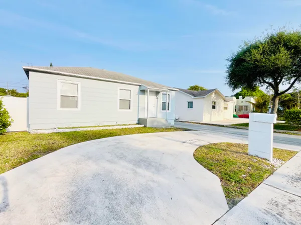 $2,700 | 909 North C Street, Lake Worth Beach, FL 33460