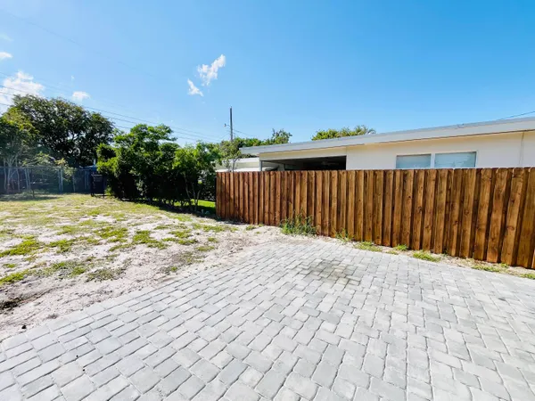 $2,700 | 909 North C Street, Lake Worth Beach, FL 33460