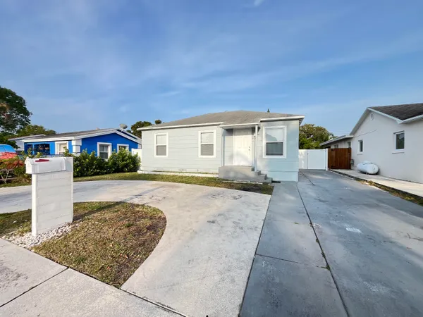$2,700 | 909 North C Street, Lake Worth Beach, FL 33460
