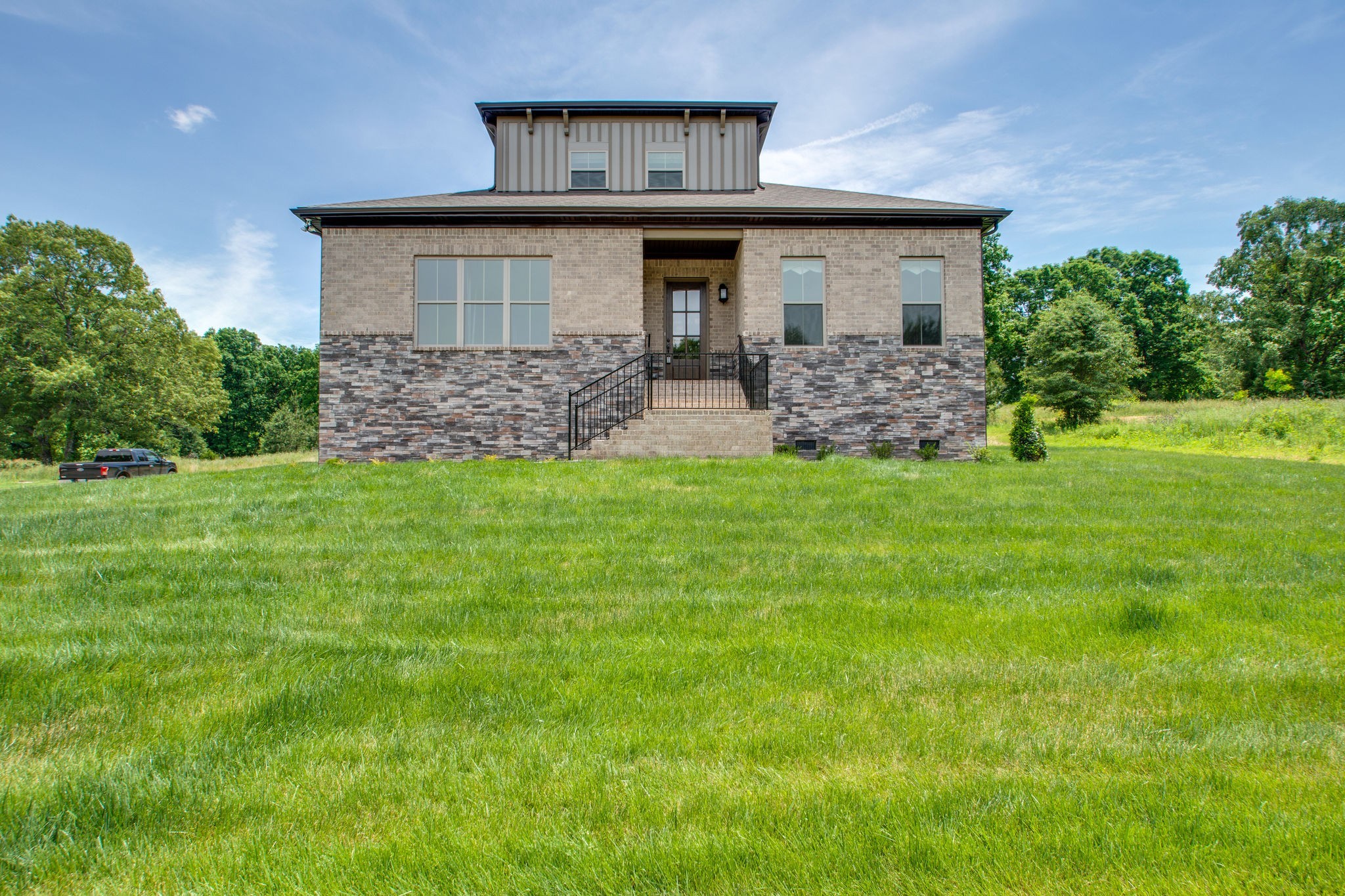 966 Hunters Lane Springfield, TN 37172 - Photo 3 of 27 a front view of a house with a garden