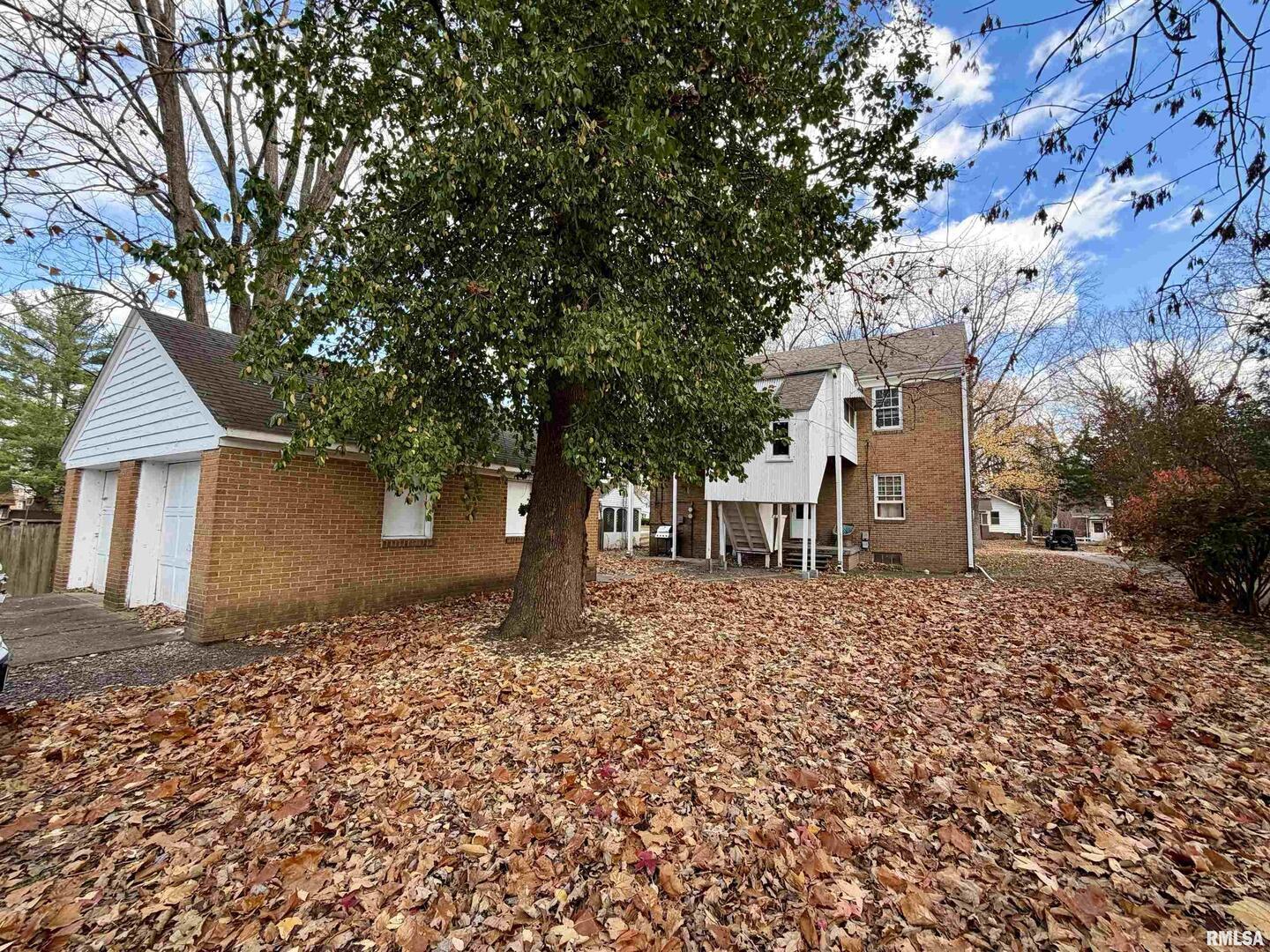 406 Cedar Street Centralia, IL 62801 - Photo 2 of 10 a front view of a house with a yard
