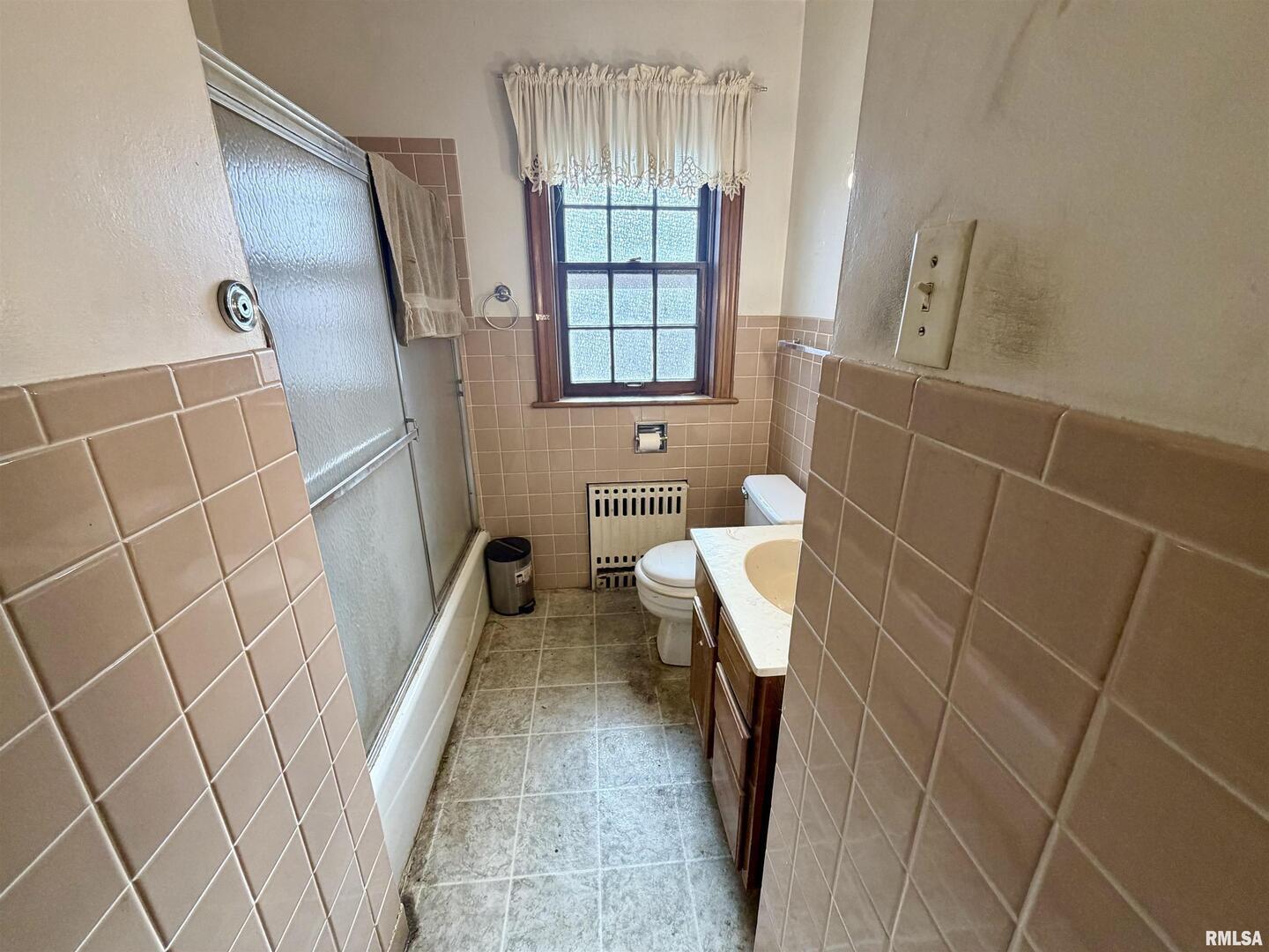 406 Cedar Street Centralia, IL 62801 - Photo 6 of 10 a bathroom with a sink and tub
