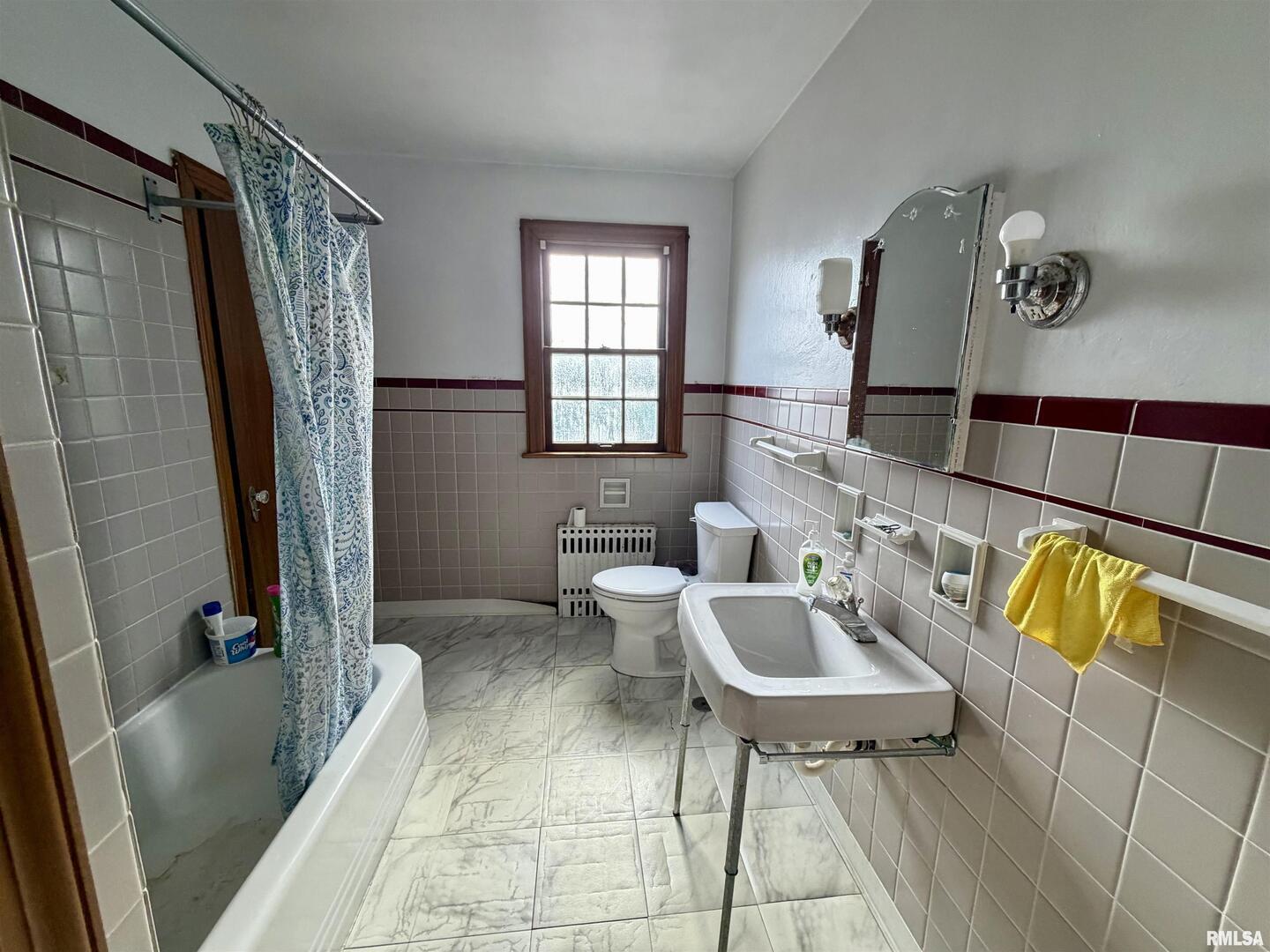 406 Cedar Street Centralia, IL 62801 - Photo 10 of 10 a bathroom with a sink and a bathtub