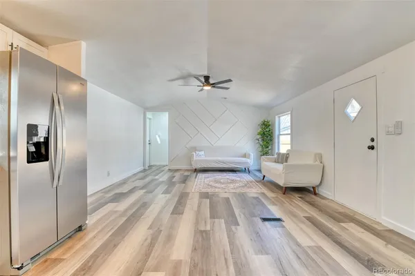 a view of a livingroom with furniture and a ceiling fan