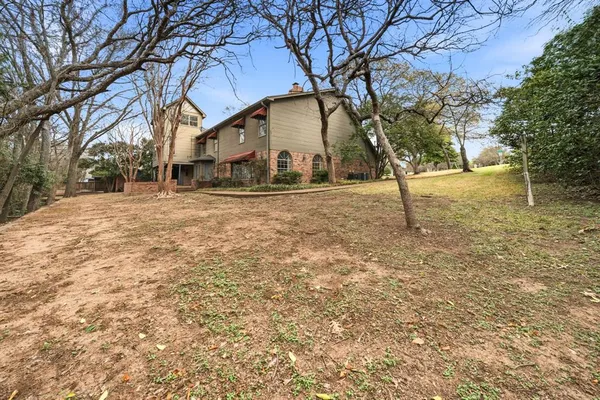 a view of a yard with a house