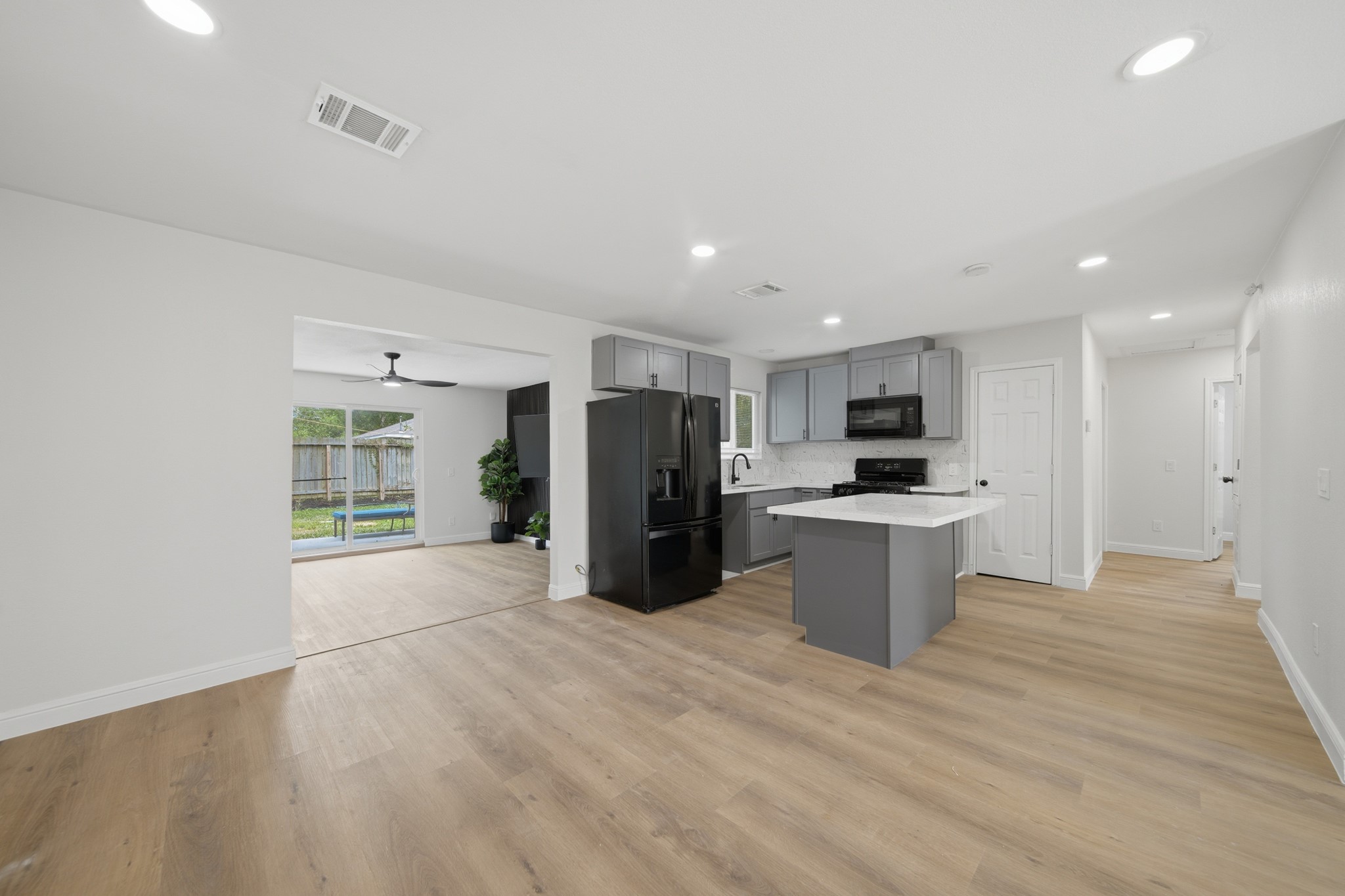 5207 Enyart Street Houston, TX 77021 - Photo 12 of 39 Open concept living and dining