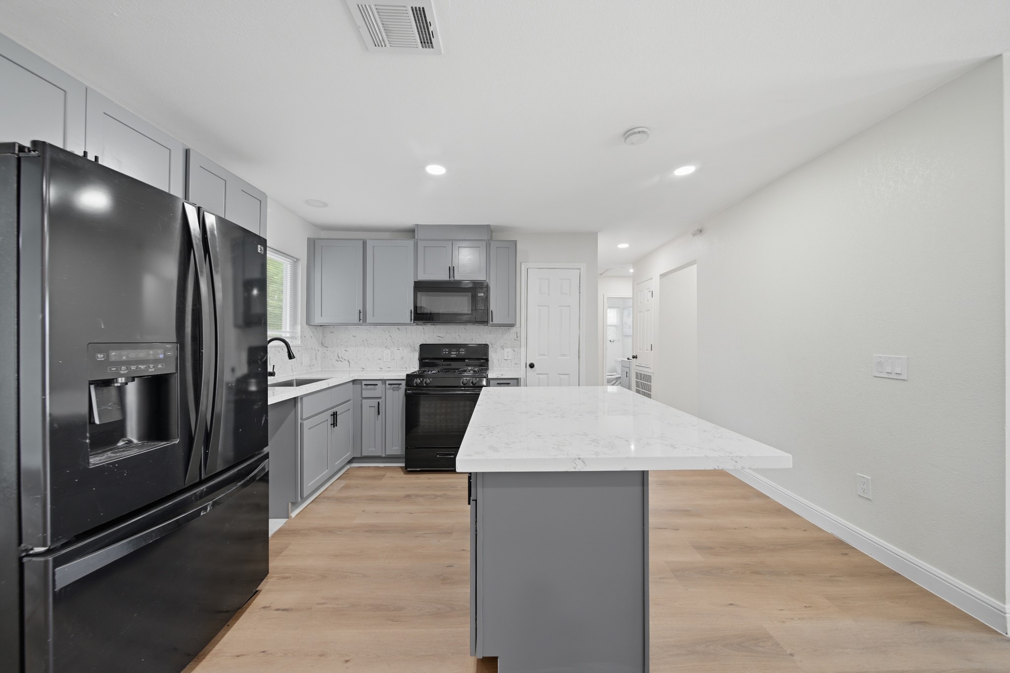 5207 Enyart Street Houston, TX 77021 - Photo 14 of 39 Beautiful open concept kitchen