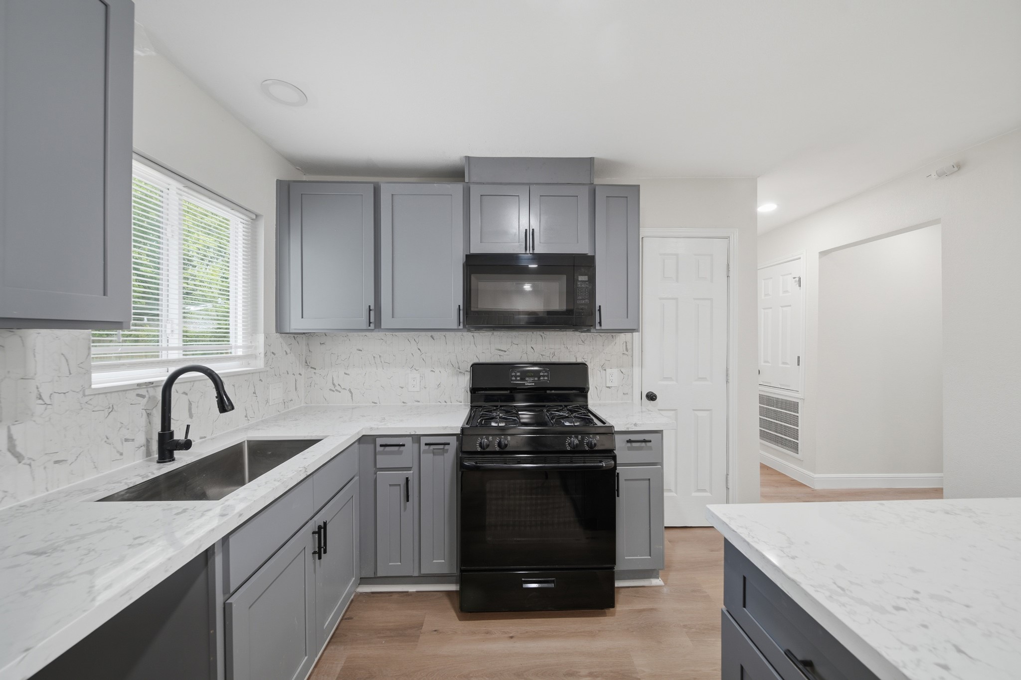 5207 Enyart Street Houston, TX 77021 - Photo 15 of 39 Plenty amount of space and entertain