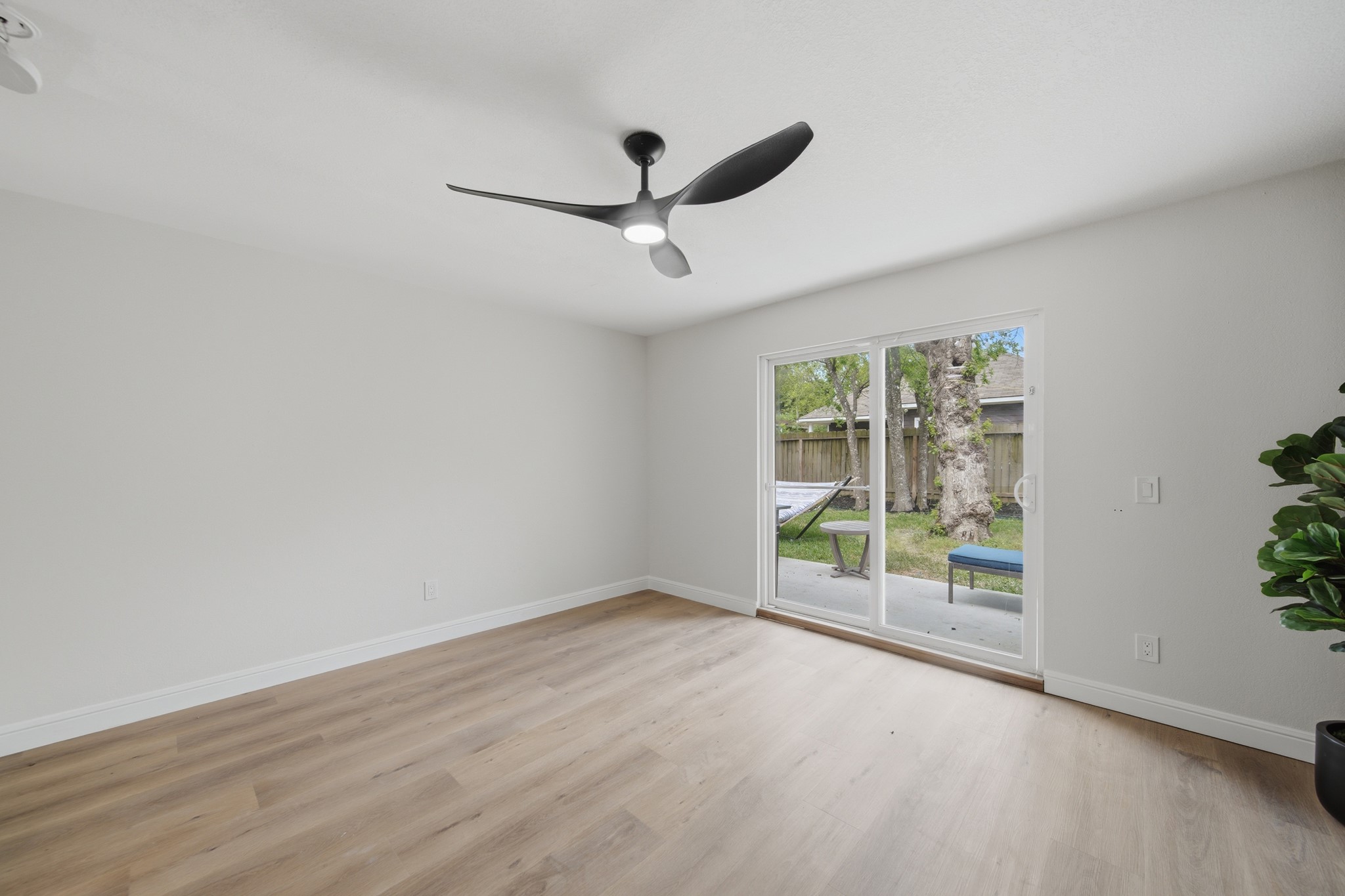 5207 Enyart Street Houston, TX 77021 - Photo 18 of 39 Another angle of the flex space area showcasing its open and airy design, enhanced by natural lighting that seamlessly leads out to the backyard.