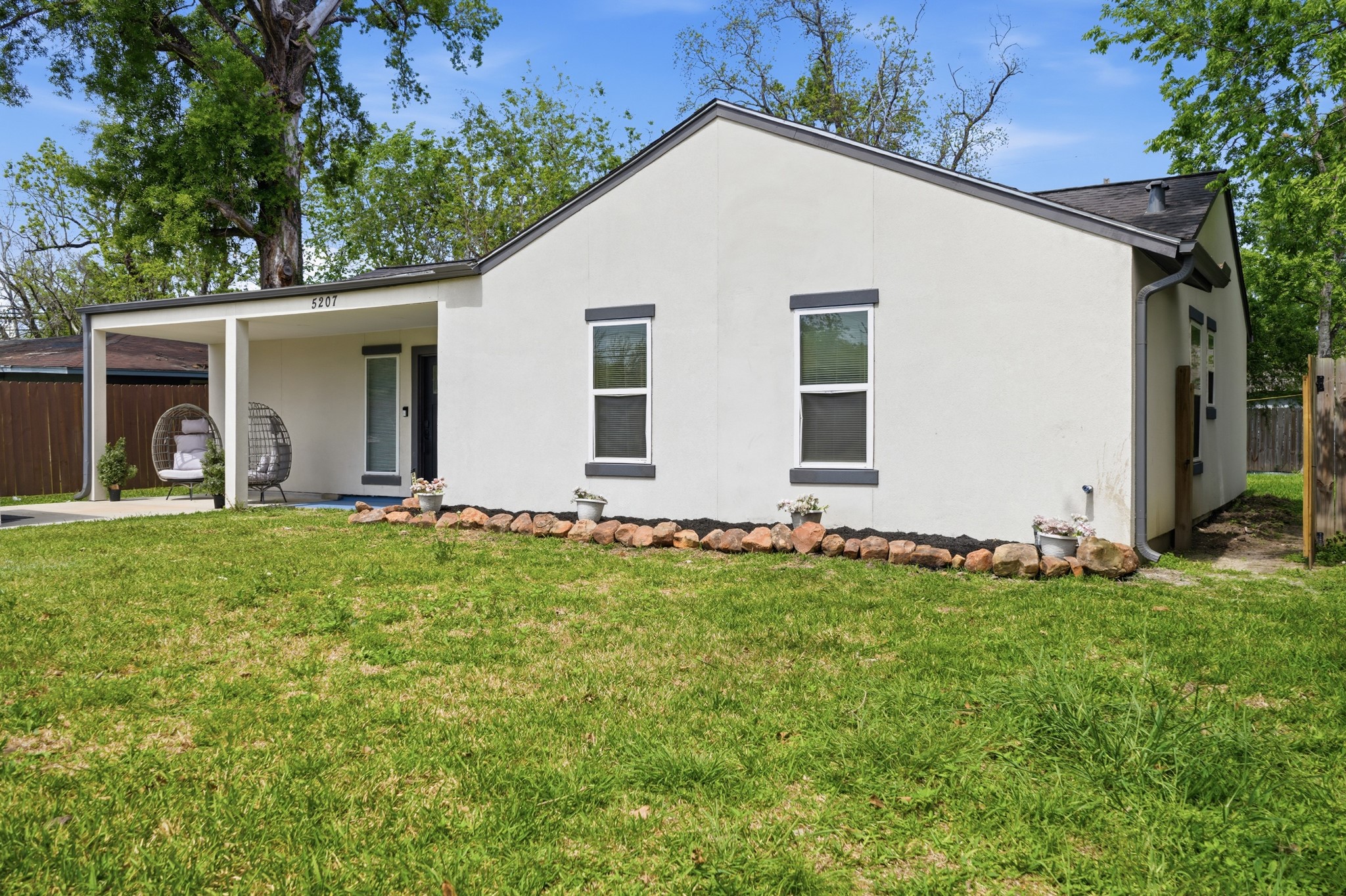 5207 Enyart Street Houston, TX 77021 - Photo 2 of 39 Beautiful stucco finsh