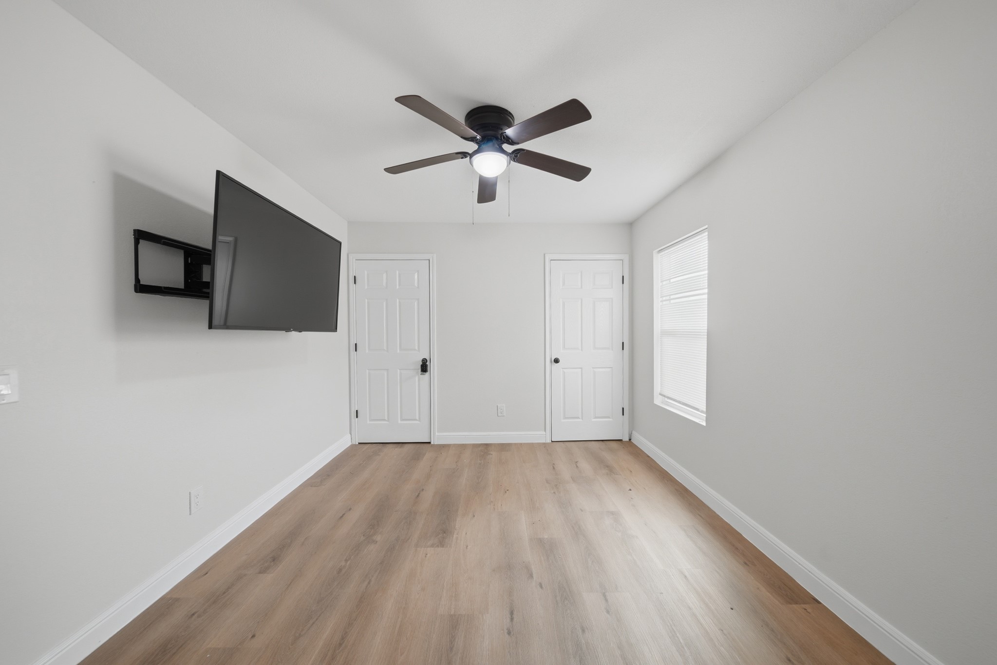 5207 Enyart Street Houston, TX 77021 - Photo 21 of 39 Primary bedroom features two closets